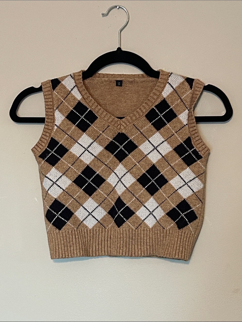 Sleeveless Cropped Argyle V-Neck Sweater Vest in Camel/Black/White